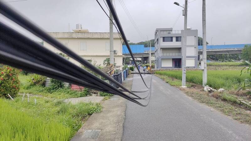 貨車載挖土機勾斷纜線、拉倒電桿 「震」驚銅鑼居民