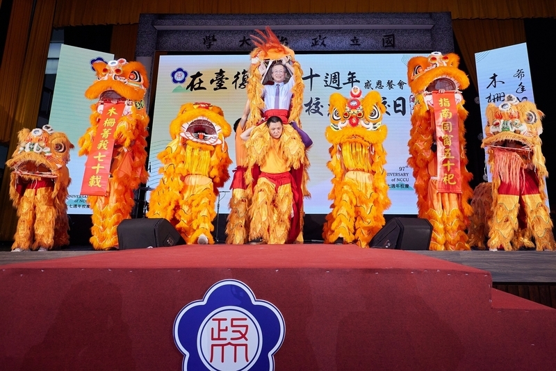 雄鷹籃球創辦人姜豐年陳怡樺 獲頒政大特別貢獻獎