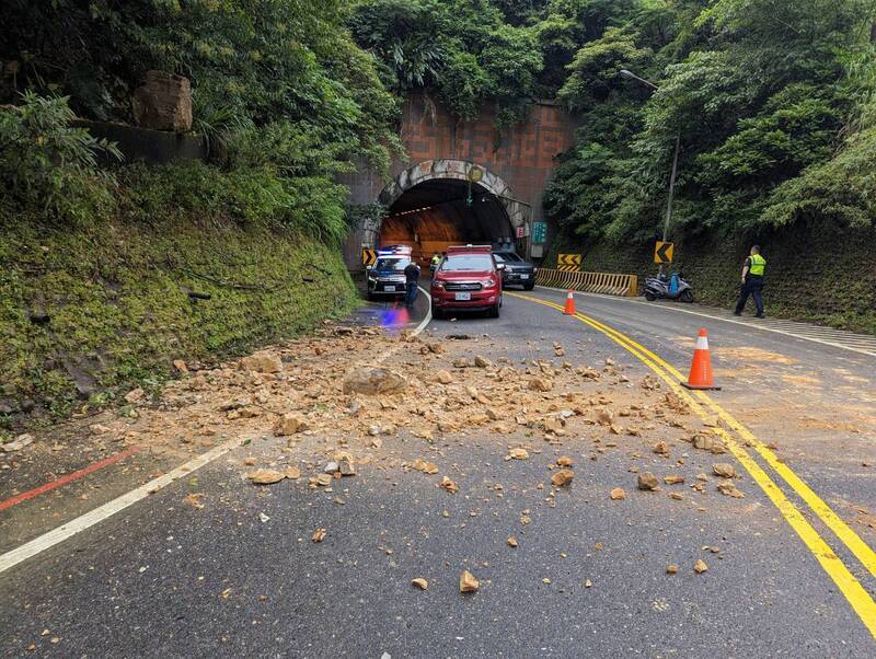 台2丁瑞芳隧道口落石占用1車道 估下午恢復雙向通車