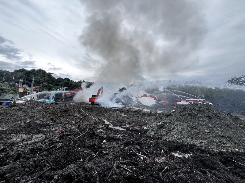 芎林木材堆置場火警7天未滅 竹縣消防持續搶救
