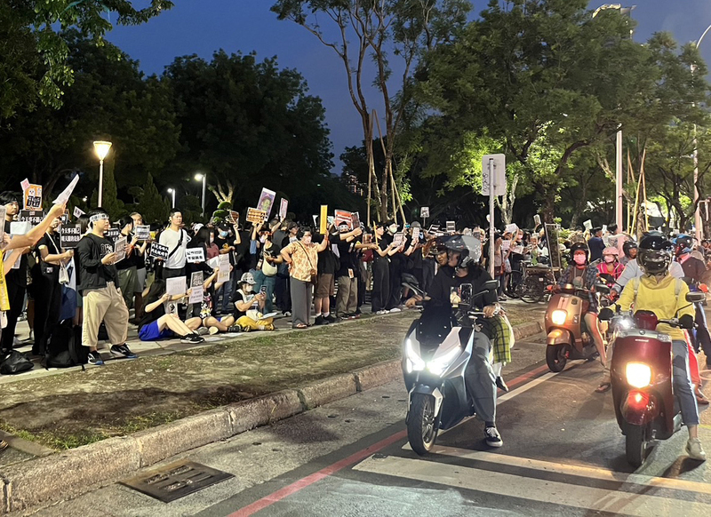 「我藐視國會」高雄大路過 數千人齊聚中央公園舉牌