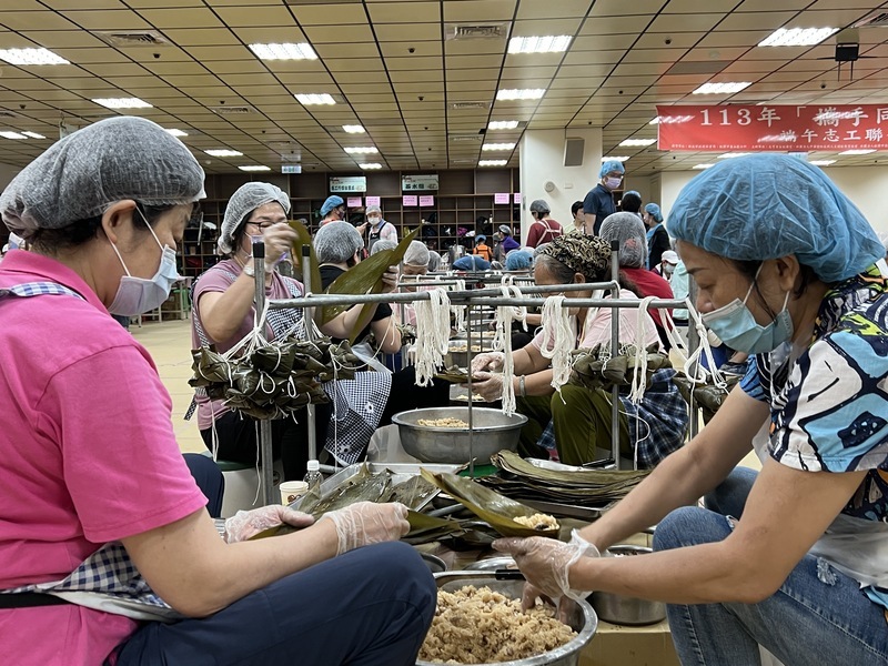 端午節將至 近500名志工包2萬顆愛心粽送弱勢