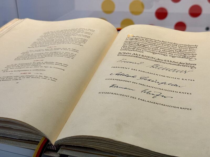 馬克宏訪德 首場活動與德國總統對戰桌上足球