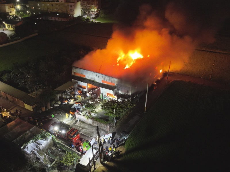 彰化按摩椅加工廠全面燃燒 15人緊急逃出