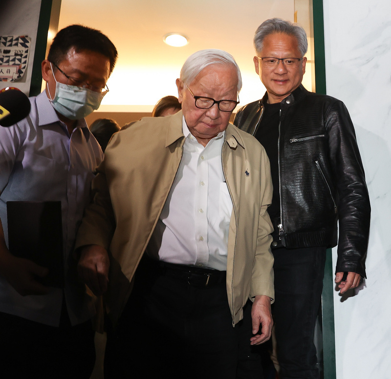 黃仁勳與科技大老餐敘 張忠謀林百里蔡明介到場