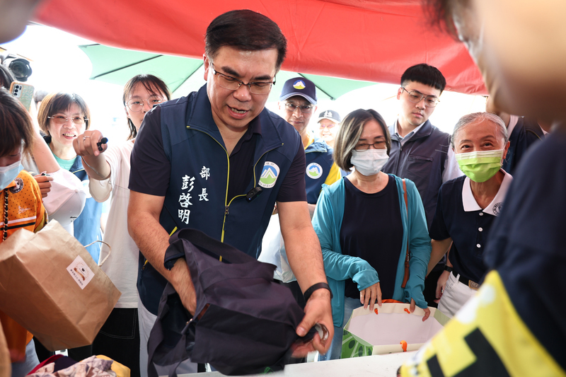 彭啓明視察台南登革熱防疫 響應「舊鞋救命」