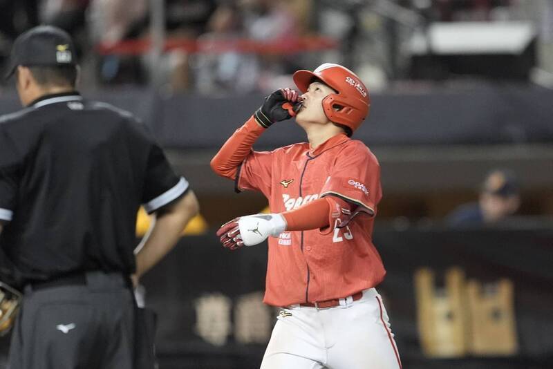 張建銘提點快狠準 劉俊緯大巨蛋敲中職生涯首轟