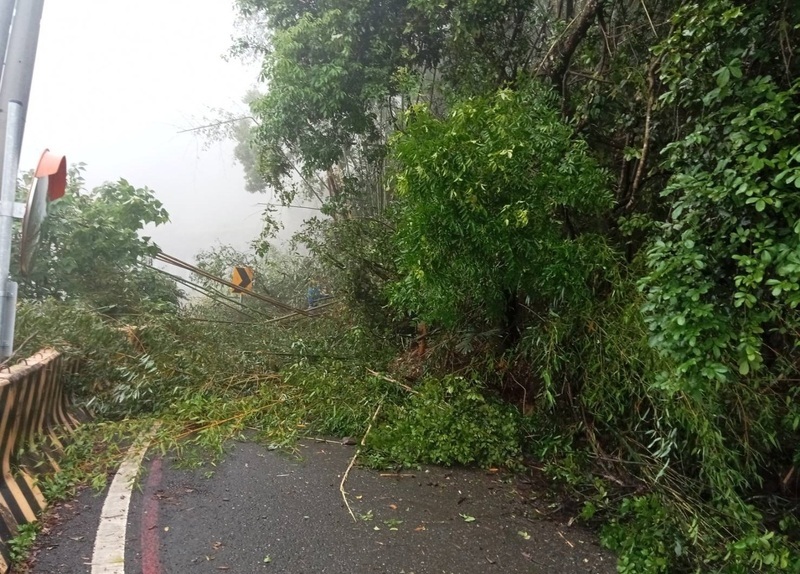 南橫梅山口路段大雨 邊坡坍方雙向道路阻斷