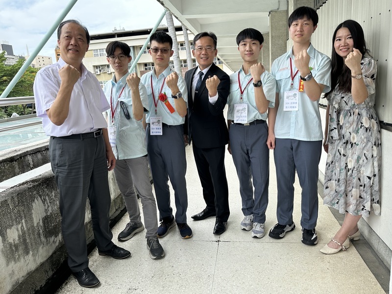 中一中校長畢典秀伏地挺身 手骨折苦練復原勉學生