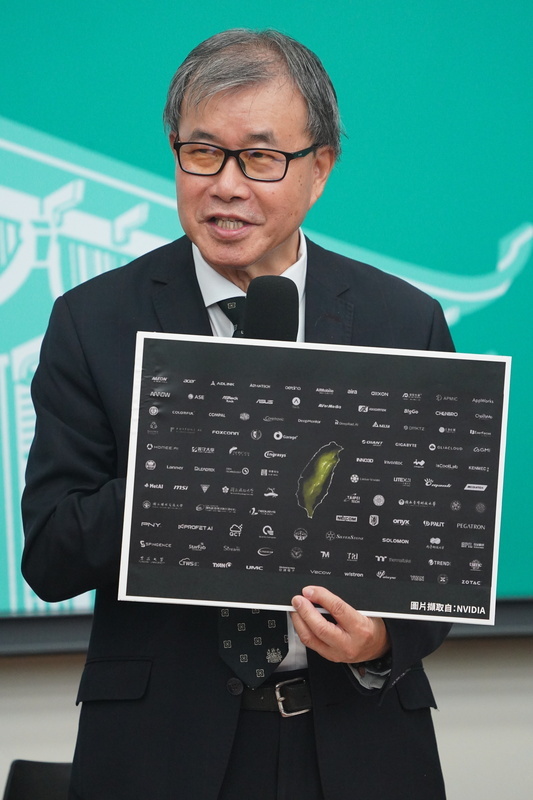 黃仁勳風潮 教長鄭英耀推全民AI素養、數位平權