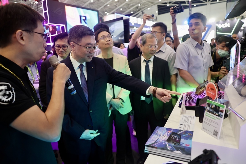 參觀COMPUTEX 卓榮泰：政府全力協助台灣產業