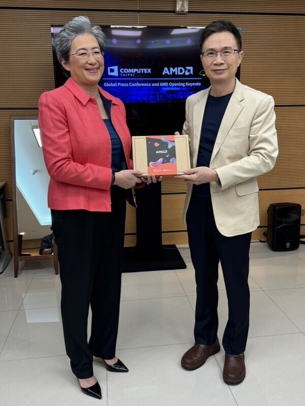COMPUTEX商機旺來 貿協贈黃仁勳蘇姿丰台味鳳梨酥