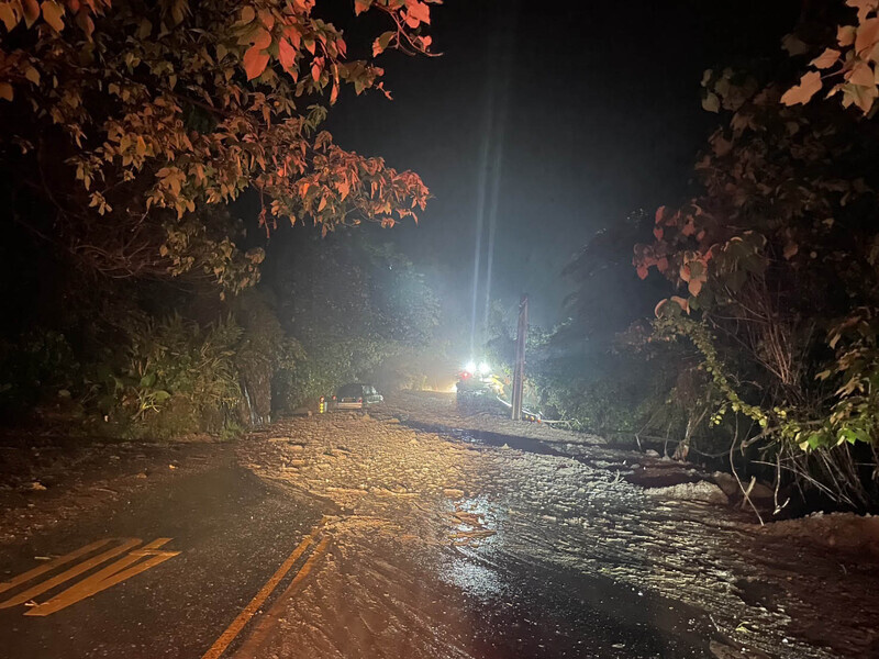 蘇花崇德段凌晨坍方 1車2人受困警消冒雨搶救