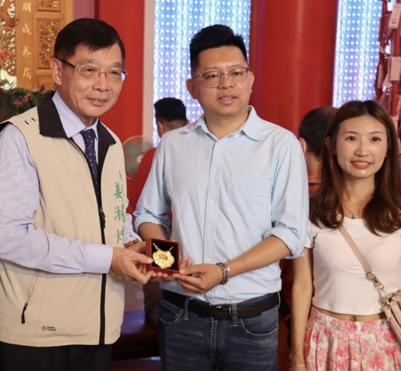 參加台南聖母廟單身聯誼 首對新人獲贈金牌