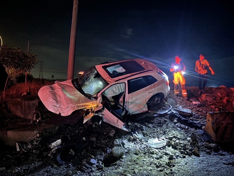 屏東里嶺大橋自小客車撞護欄墜橋 駕駛送醫不治