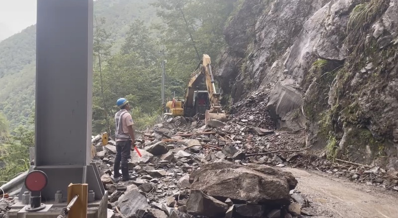 中橫便道17.3k土石坍方 待搶通再評估開放通行