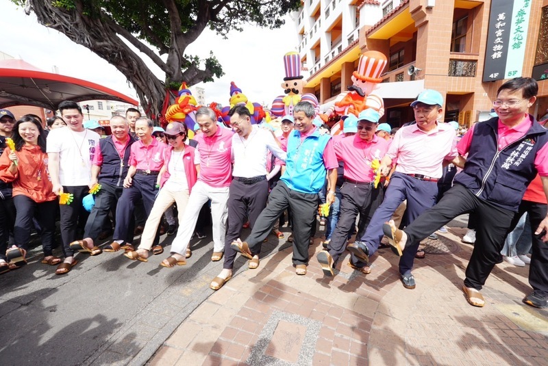 台中南屯端午穿木屐踩街喚醒穿山甲 吃肉粽配麻芛