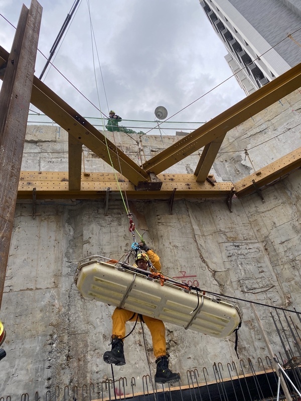 台中工安意外 1工人墜落3公尺深地下室吊掛救援送醫