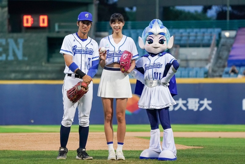 羅嘉翎替悍將開球分享長高小困擾 再拚奧運多責任感