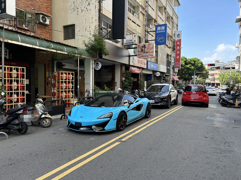 超跑違停駕駛拒絕酒測 警方查扣車牌通知移車