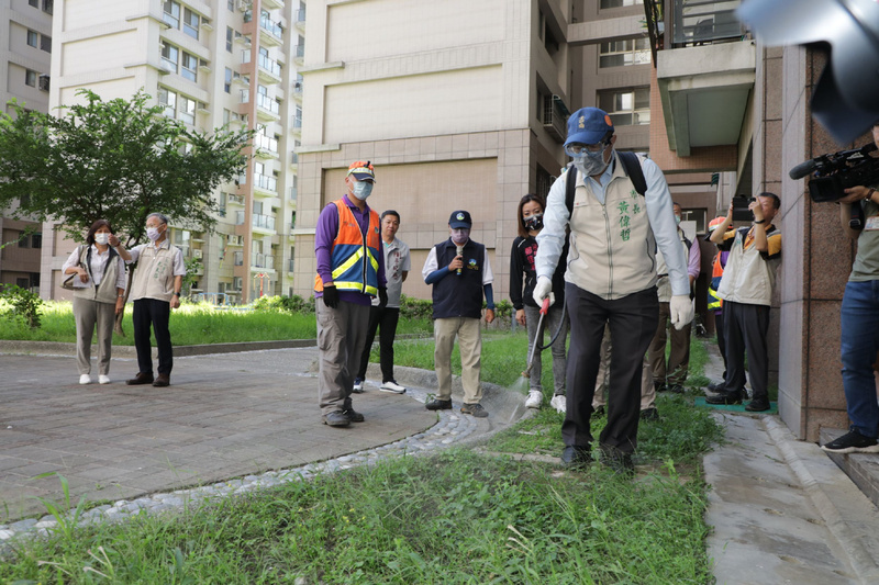 黃偉哲示範室外化學防治 籲對登革熱提高警覺