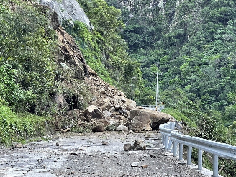 中橫白沙橋西端坍方 中午12時恢復警戒方式放行