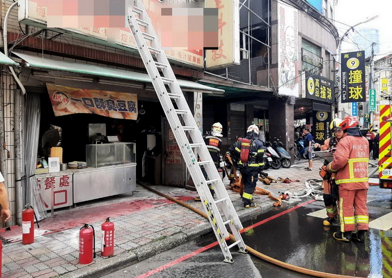 疑接電話未關爐火 板橋便當店火警3人送醫無礙