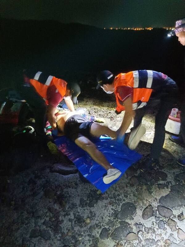 澎湖男子欲夜間「照海」撿螺 倒臥岸際命危送醫