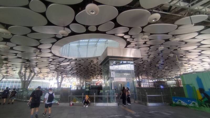 台鐵高雄車站工程 拆南側臨時電梯讓視野更通透