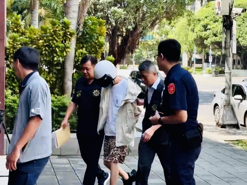 男子駕車衝撞總統府前花台 警方移送北檢複訊