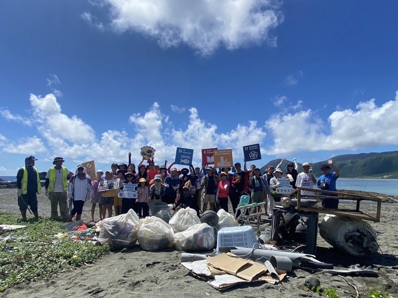 旅遊兼淨灘 蘭嶼族人和遊客攜手清出267公斤海廢