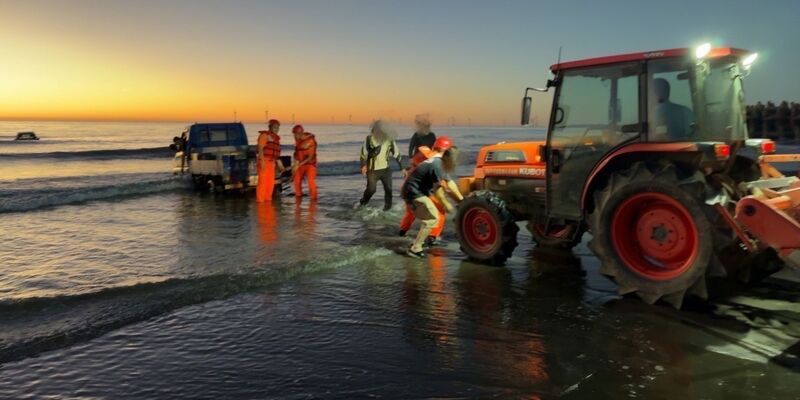 後龍水尾3天2起車陷沙灘釀1死 官民忙救援