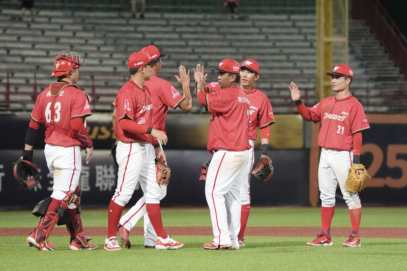 龍隊團隊3轟勝雄鷹止7連敗 葉總笑稱忘了怎麼擊掌