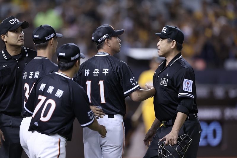 大巨蛋椅子影響落點判斷 岳政華全壘打餅總不滿抗議