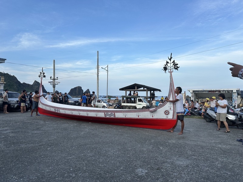 睽違10年歷時2年手造 蘭嶼舉辦大船下水儀式