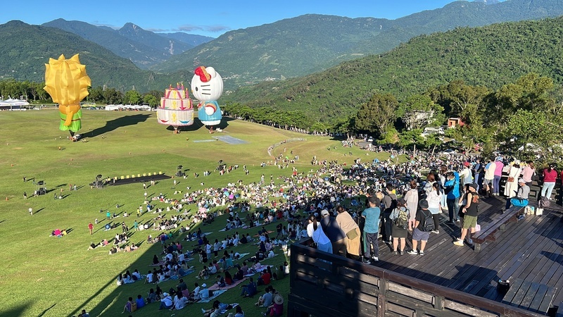 台東凱蒂貓熱氣球升空遇強風傾倒 球皮燒損停飛