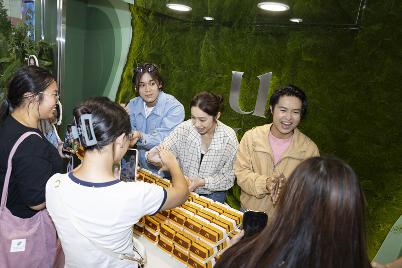 告五人首奪金曲兌現承諾 發送500份大麥克