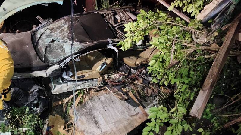 花蓮某工廠老闆駕賓利車自撞 拋飛當場死亡