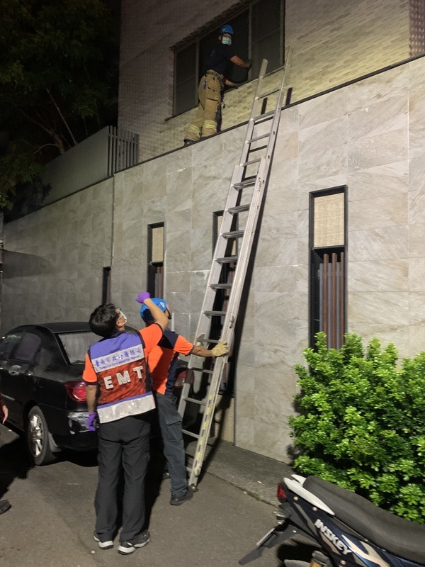 剛返國受困住家電梯2天 台南夫妻脫水被救出