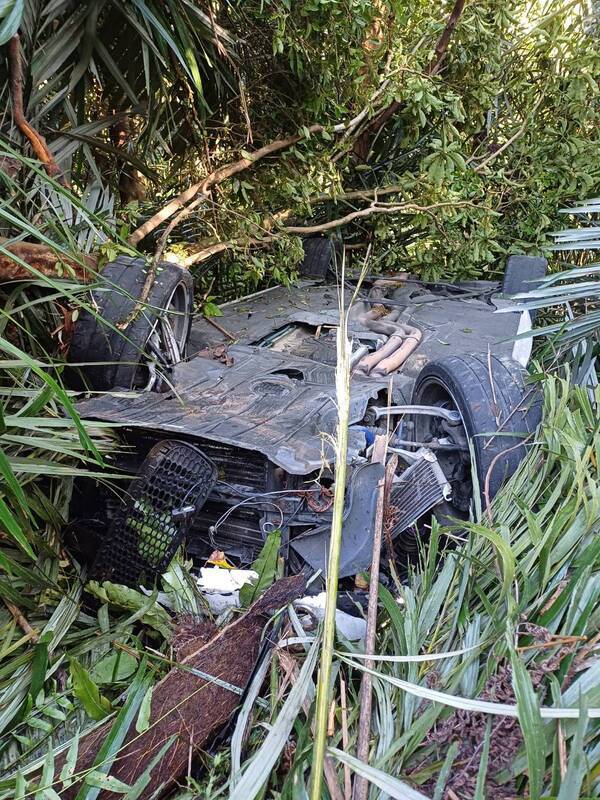 自小客新北平溪衝落邊坡 駕駛車牌都不見警追查