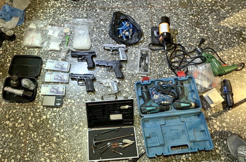 改造兵工廠藏民宅 警查獲槍毒、手榴彈、移送2人