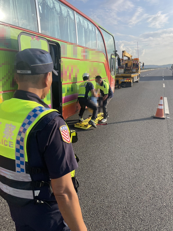 國3西湖路段遊覽車撞護欄 駕駛昏迷送醫不治