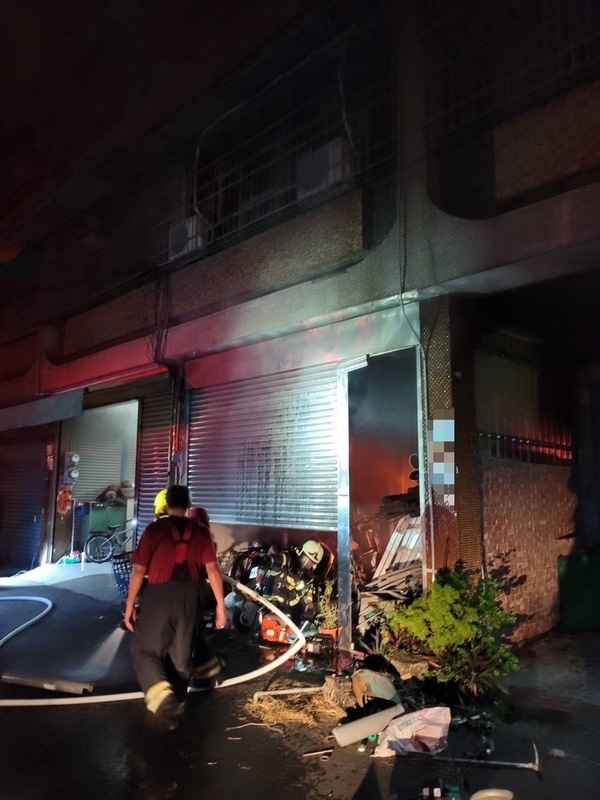 屏東凌晨住宅火警 72歲婦人救出送醫不治