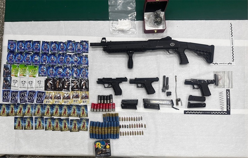 南投男擁槍毒衝撞警車遭逮 台中警起獲手榴彈爆裂物