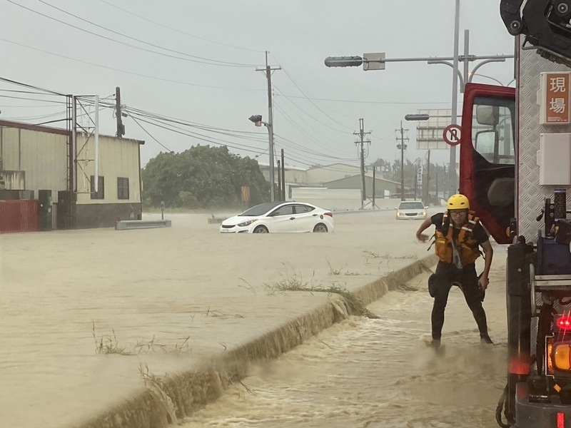 凱米颱風雨勢驚人 雲林多處淹水車輛受困
