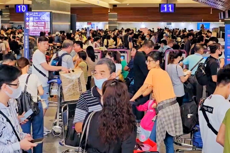 航空業陸續恢復航班 桃機下午湧現出國人潮