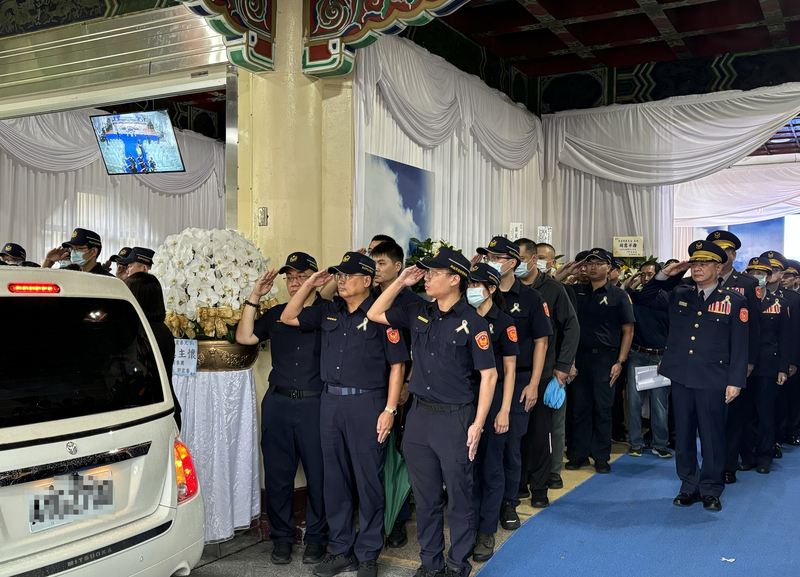 三重警黃瑋震出殯 妻：從警助人是丈夫福氣與修行