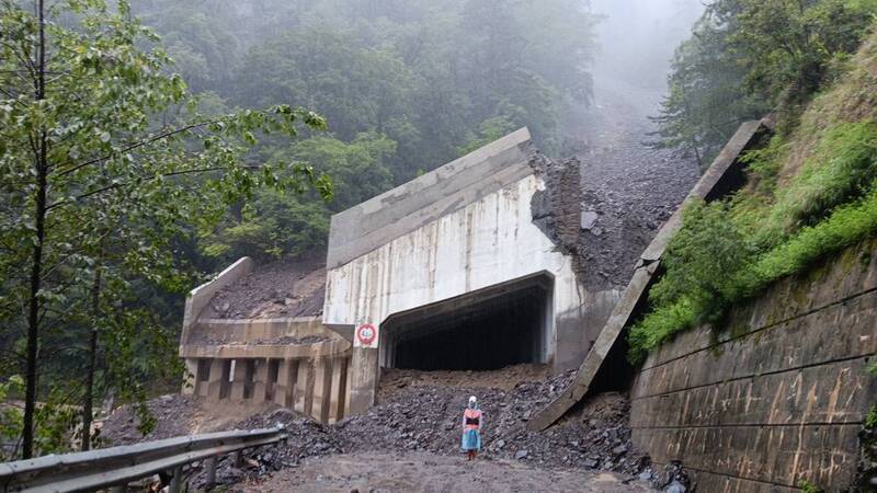 颱風阻梨山水蜜桃下山路 谷關工務段冒雨搶修