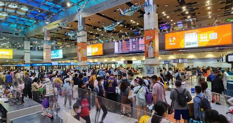 逾萬遊客滯留澎湖 機場湧人潮候補趕搭機返台