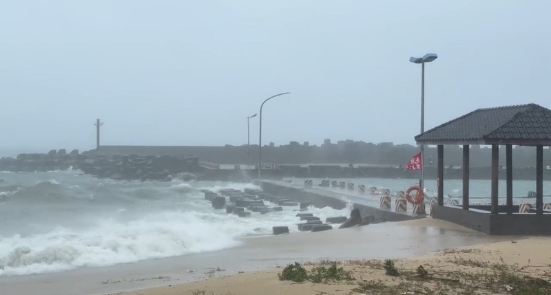 往返小琉球航線浪高逾2公尺 27日再停航